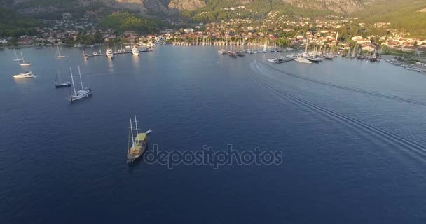 Vista aérea de los yates de vela que van en el mar — Vídeo de stock