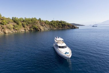 deniz üzerinde beyaz lüks yat