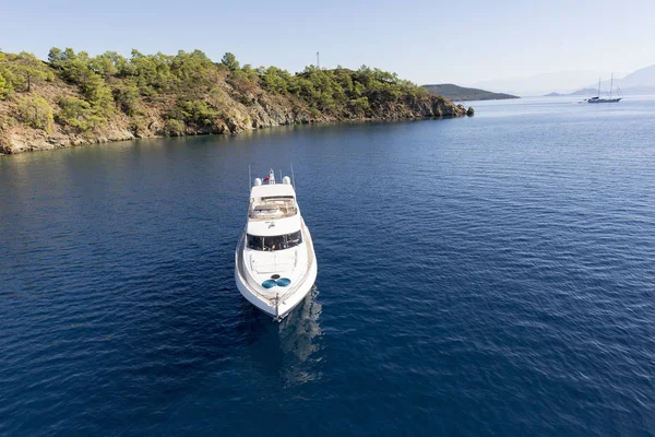 Luxusní bílé jachtě na moři — Stock fotografie