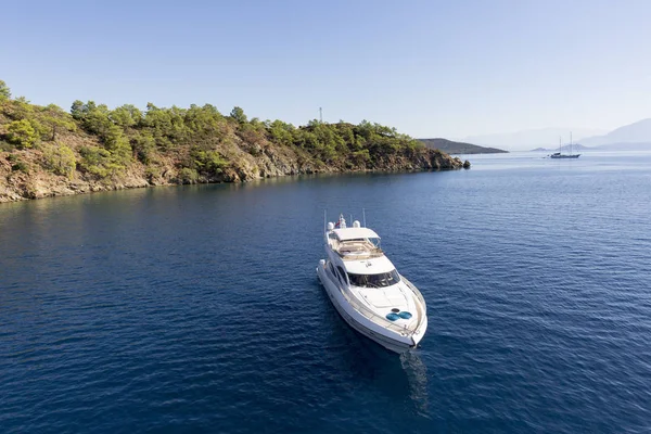 deniz üzerinde beyaz lüks yat