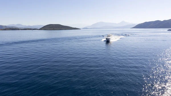 Luxusní bílé jachtě na moři — Stock fotografie