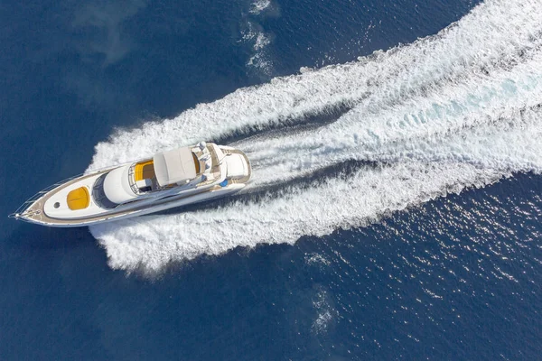 Widok na luksusowy jacht — Zdjęcie stockowe