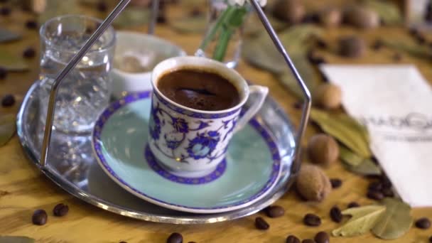 Готовий випити гарячої турецької кави — стокове відео