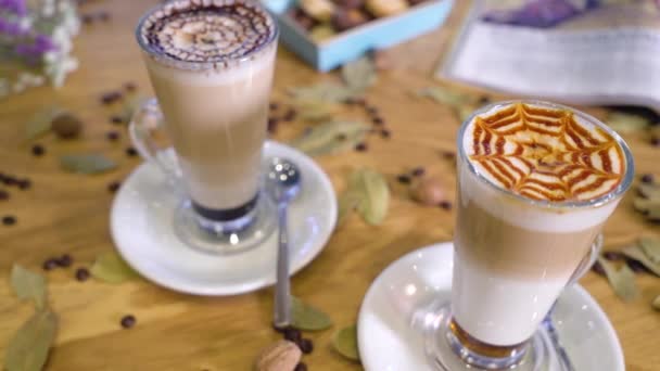 Listo para tomar café en tazas — Vídeo de stock