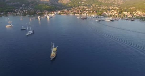 Вид с воздуха на яхты — стоковое видео