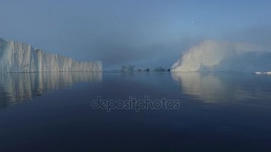 Arctic buzdağları Grönland arctic deniz '. Kolayca su yüzeyi üzerinde ve su yüzeyinin altında o buzdağı olduğunu görebilirsiniz. 