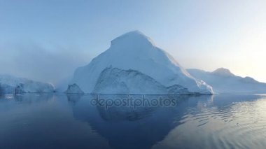 Arctic buzdağları Grönland arctic deniz '. Kolayca su yüzeyi üzerinde ve su yüzeyinin altında o buzdağı olduğunu görebilirsiniz. 