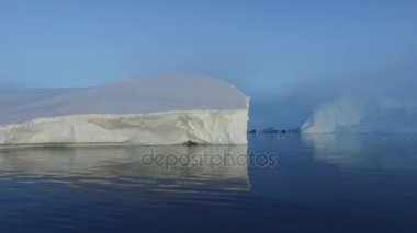 Arctic buzdağları Grönland arctic deniz '. Kolayca su yüzeyi üzerinde ve su yüzeyinin altında o buzdağı olduğunu görebilirsiniz. 