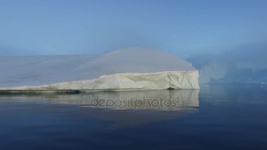 Arctic buzdağları Grönland arctic deniz '. Kolayca su yüzeyi üzerinde ve su yüzeyinin altında o buzdağı olduğunu görebilirsiniz. 