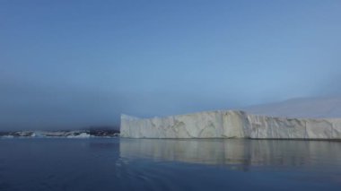 Arctic buzdağları Grönland arctic deniz '. Kolayca su yüzeyi üzerinde ve su yüzeyinin altında o buzdağı olduğunu görebilirsiniz. 
