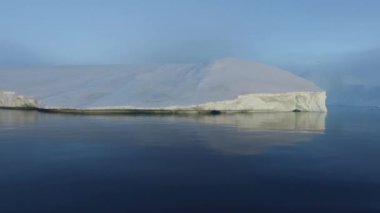 Arctic buzdağları Grönland arctic deniz '. Kolayca su yüzeyi üzerinde ve su yüzeyinin altında o buzdağı olduğunu görebilirsiniz. 