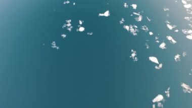 Arctic buzdağları Grönland arctic deniz '. Kolayca su yüzeyi üzerinde ve su yüzeyinin altında o buzdağı olduğunu görebilirsiniz. 