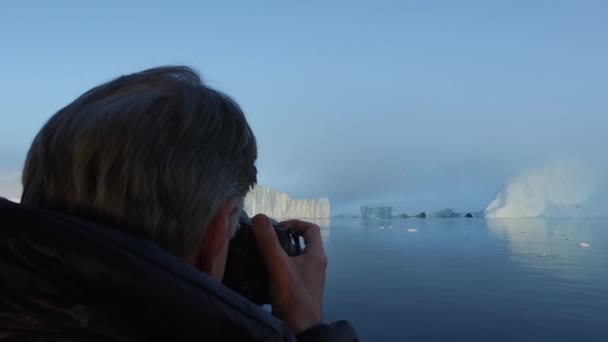 Fotograaf op Arctic ijsbergen Groenland in de Arctische zee. 15 mei 2016 — Stockvideo