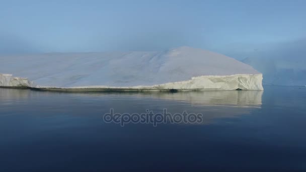 北極北極海の氷山グリーンランド。その氷山は、水面上と水面下を簡単に見ることができます。. — ストック動画