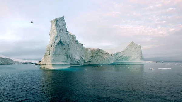 Enorme iceberg en el océano Ártico en Groenlandia —  Fotos de Stock