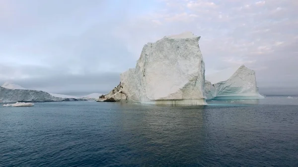 Riesiger Eisberg auf dem arktischen Ozean in Grönland — Stockfoto