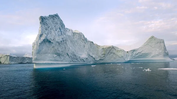 Obrovské ledovce v Severním ledovém oceánu v Grónsku — Stock fotografie