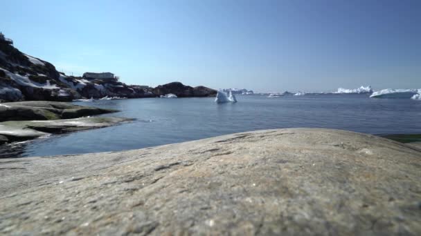 Icebergs on arctic ocean in ilulissat province, Groenlandia . — Vídeo de stock