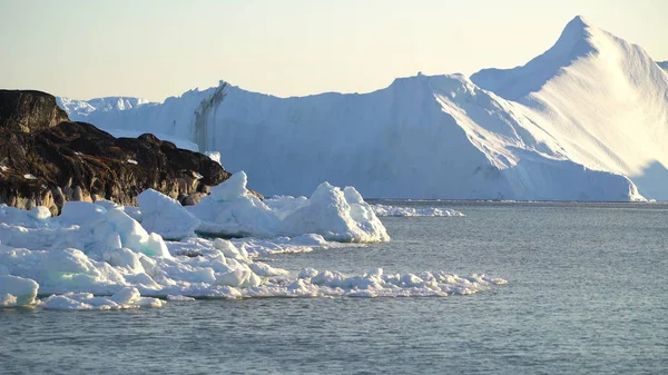 Grönland Kuzey Buz Denizi üzerinde Arctic buzdağları