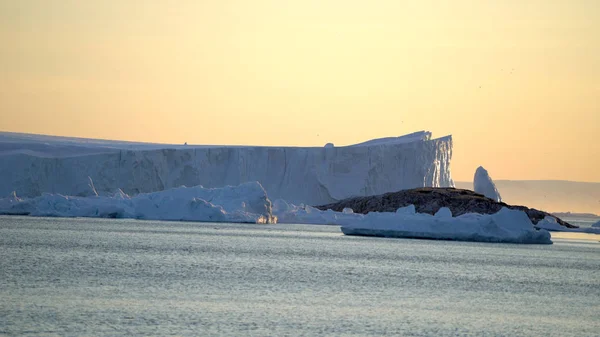 Icebergs árticos no oceano Ártico na Groenlândia — Fotografia de Stock