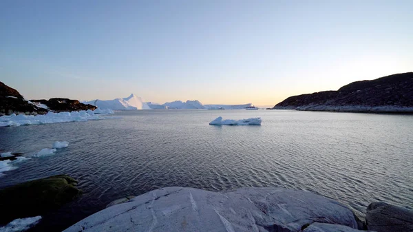 Αρκτική παγόβουνων στη Γροιλανδία στην Αρκτική Θάλασσα. — Φωτογραφία Αρχείου