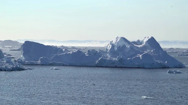 Icebergs no oceano Ártico na Groenlândia — Fotografia de Stock