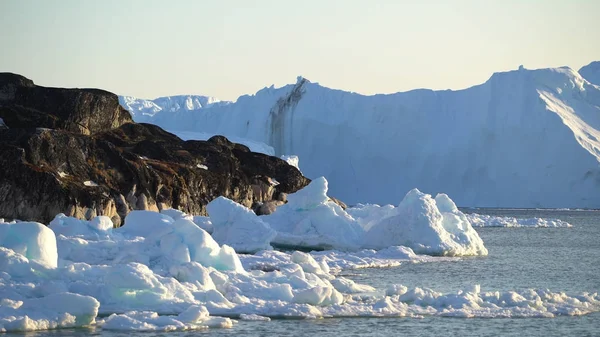 Icebergs no oceano Ártico na Groenlândia — Fotografia de Stock