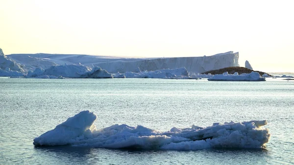 Icebergs no oceano Ártico na Groenlândia — Fotografia de Stock