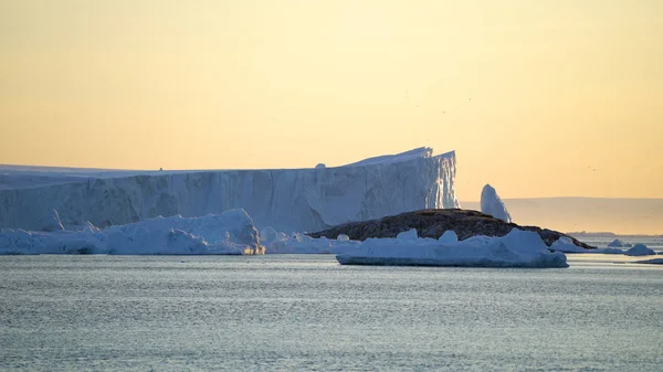 Icebergs no oceano Ártico na Groenlândia — Fotografia de Stock