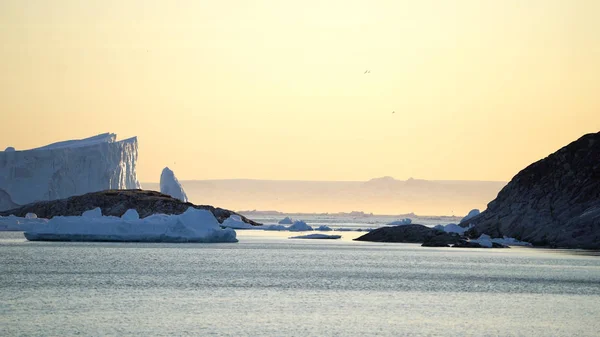 Icebergs no oceano Ártico na Groenlândia — Fotografia de Stock