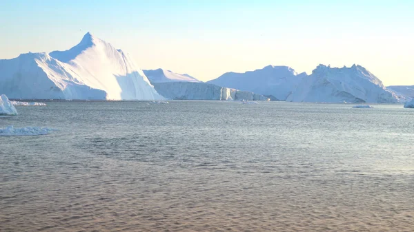 Icebergs en el océano Ártico en Groenlandia — Foto de Stock