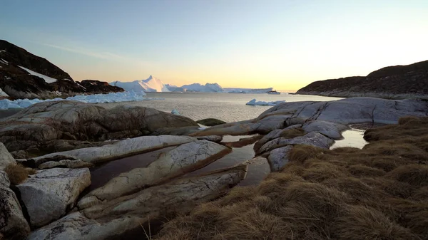 Icebergs no oceano Ártico na Groenlândia — Fotografia de Stock