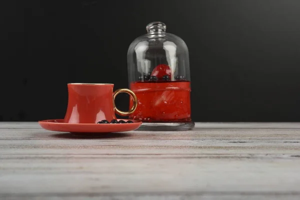 Caffè turco in tazza rossa con dessert — Foto Stock