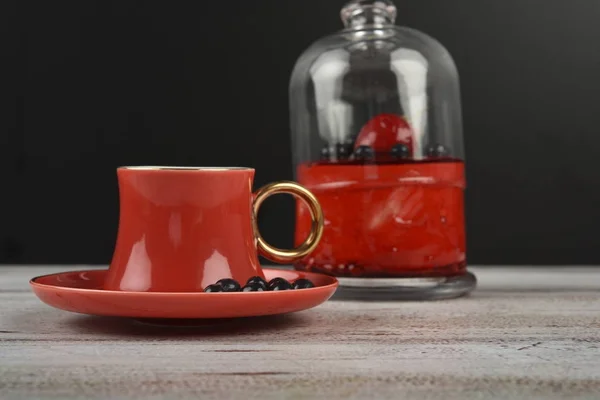 Caffè turco in tazza rossa con dessert — Foto Stock