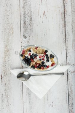 Yoğurtlu cam kase içinde meyve salatası