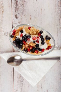 Yoğurtlu cam kase içinde meyve salatası