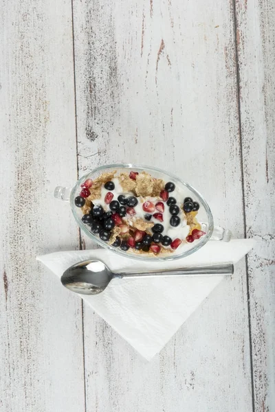 Salada de frutas com iogurte em tigela de vidro — Fotografia de Stock