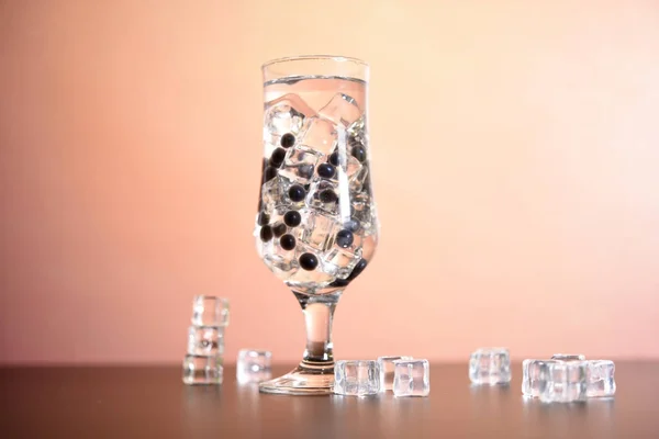 Wasser Glas Mit Eiswürfeln — Stockfoto