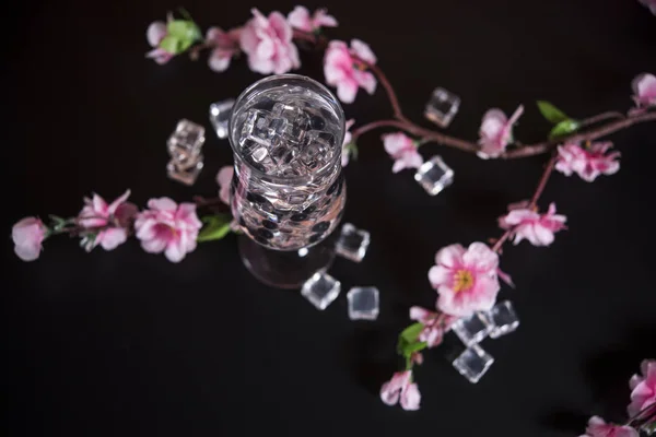 Вода Склянці Кубиками Льоду — стокове фото