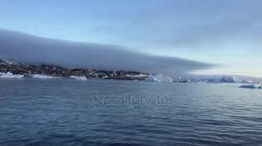 Arctic buzdağları Grönland arctic deniz '. Su yüzeyi üzerinde ve su yüzeyinin altında o buzdağı olduğunu kolayca görebilirsiniz. Bazen inanılmaz bir buzdağı yüzde 90'ını su altında olduğunu 