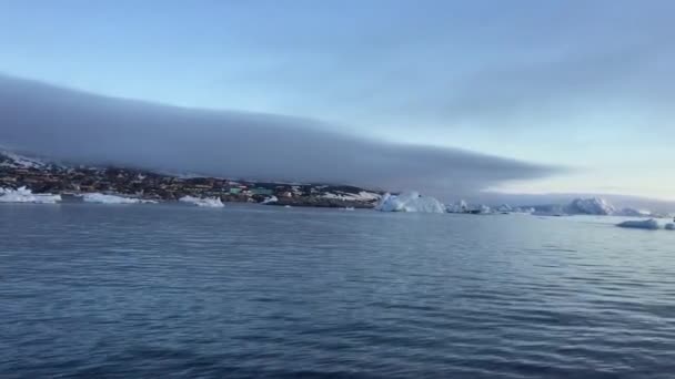 Sarki Jéghegyek Grönland Sarkvidéki Tengeri Könnyen Láthatjuk Hogy Jéghegy Víz — Stock videók
