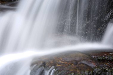 dağ, şelale ile güzel doğa