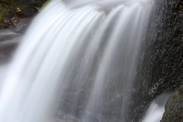 在山上长时间暴露的瀑布 — 图库照片