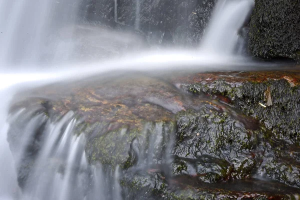美丽的自然与瀑布在山 — 图库照片