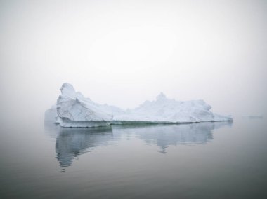 Grönland Kuzey Buz Denizi üzerinde Arctic buzdağları