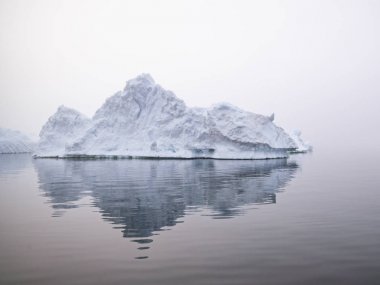 Grönland Kuzey Buz Denizi üzerinde Arctic buzdağları