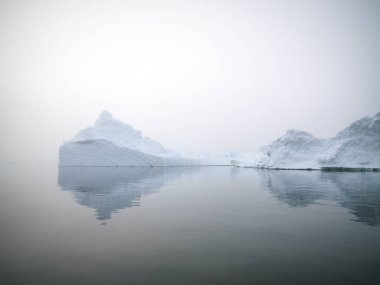 Grönland Kuzey Buz Denizi üzerinde Arctic buzdağları