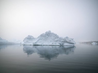 Grönland Kuzey Buz Denizi üzerinde Arctic buzdağları