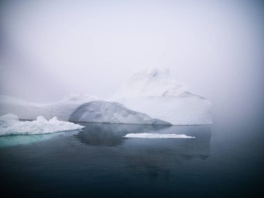 Grönland Kuzey Buz Denizi üzerinde Arctic buzdağları