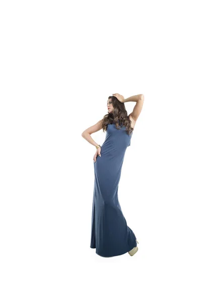 青いドレスの若い美しい女性 — ストック写真